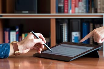 Foto: Personen bedienen Tablet