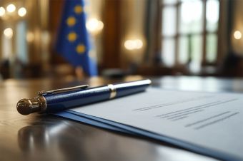 © Michael - stock.adobe.com Foto: Dokument und Kugelschreiber