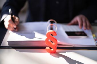 Foto: Mappe mit Paragraph Symbol