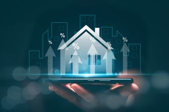 Foto: Hologramm eines Hauses auf einer Hand