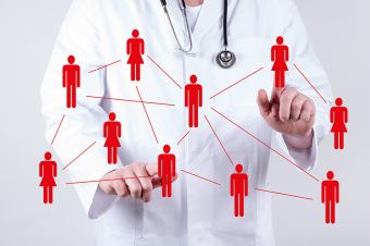 Foto: Arzt mit virtuellen Patienten als Netzwerk